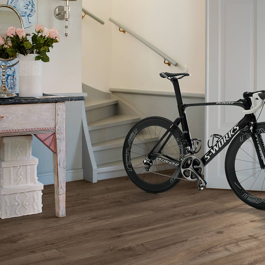 Fahrrad neben einer Treppe auf einem braunen Kellerboden
